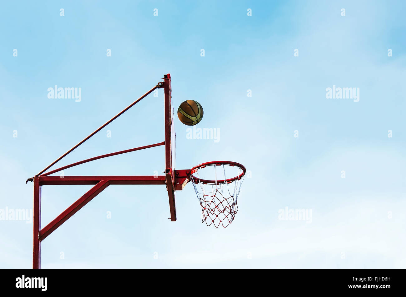 Balle de basket-ball de rue conseil bague contre le ciel Banque D'Images