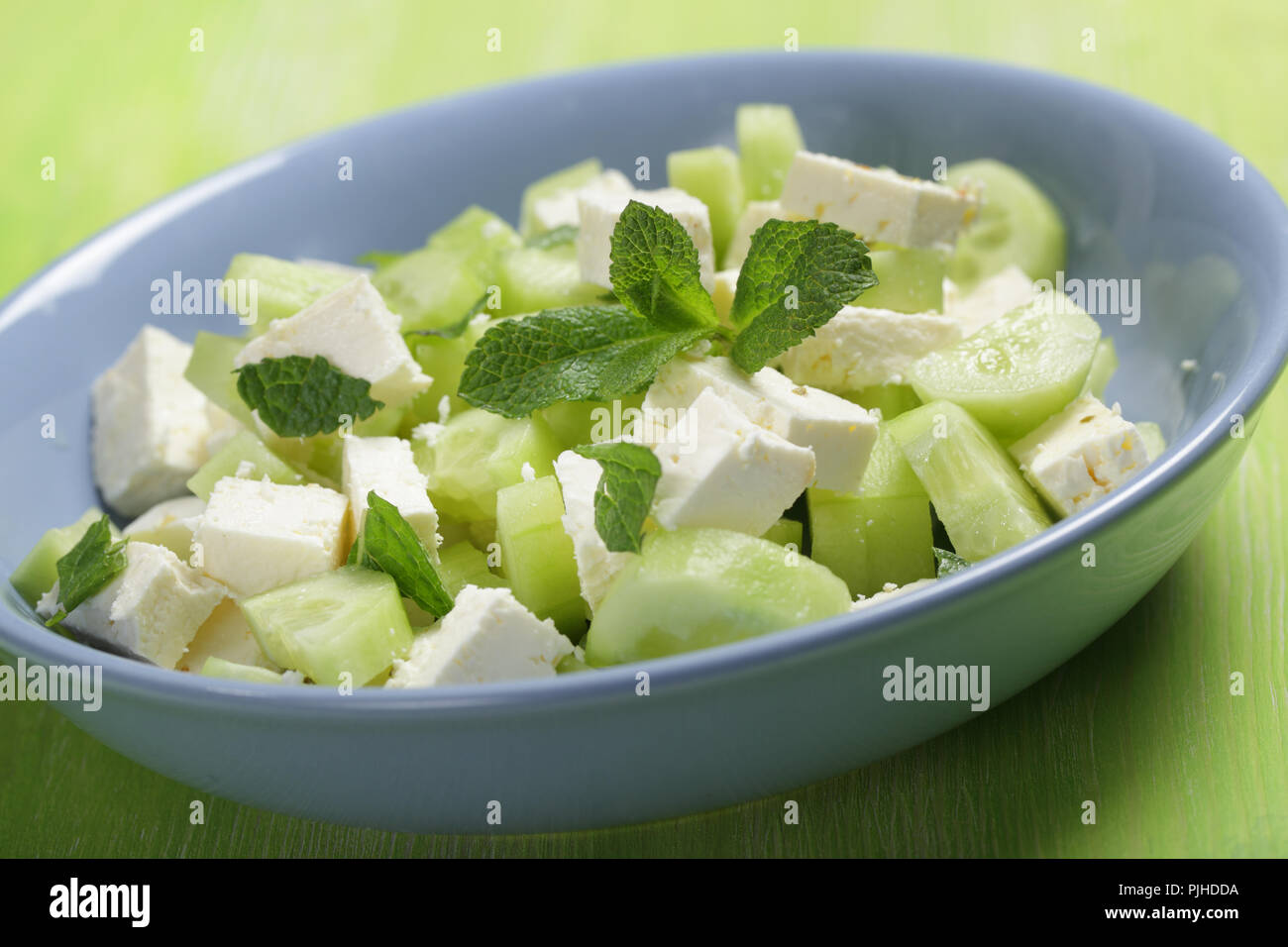 Salade avec fromage feta, menthe poivrée et concombres Banque D'Images
