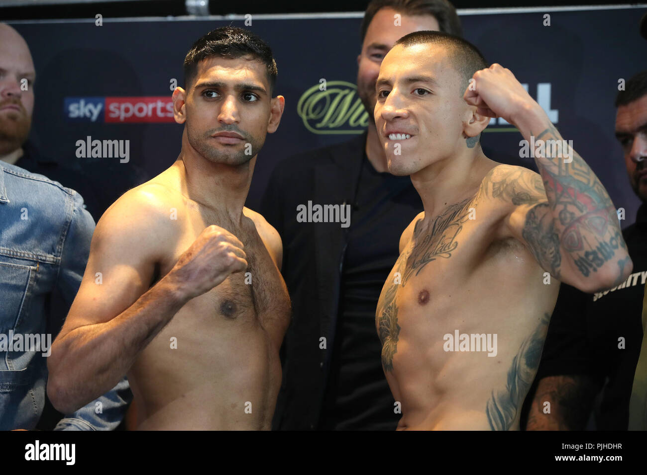 Amir Khan (à gauche) et Samuel Vargas pendant la pesée à l'Arena de Birmingham. Banque D'Images
