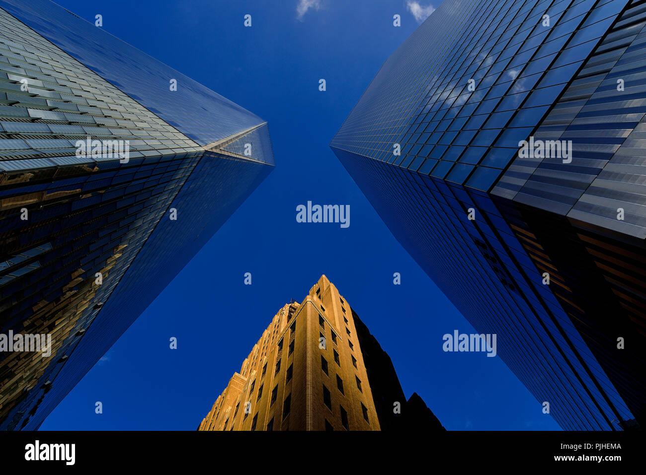 Usa New York Vue Contre La Tour De Plongee De La Liberte 1wtc Et Deux Autres Batiments La Brique Et Le Verre Photo Stock Alamy