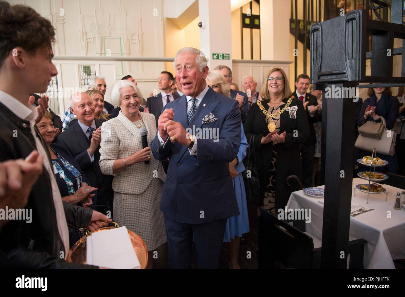Le Prince de Galles et la duchesse de Cornouailles, connu comme le duc et la duchesse de Rothesay tandis qu'en Écosse, à l'ouverture de la Mackintosh à Glasgow le Willow tea rooms. Banque D'Images