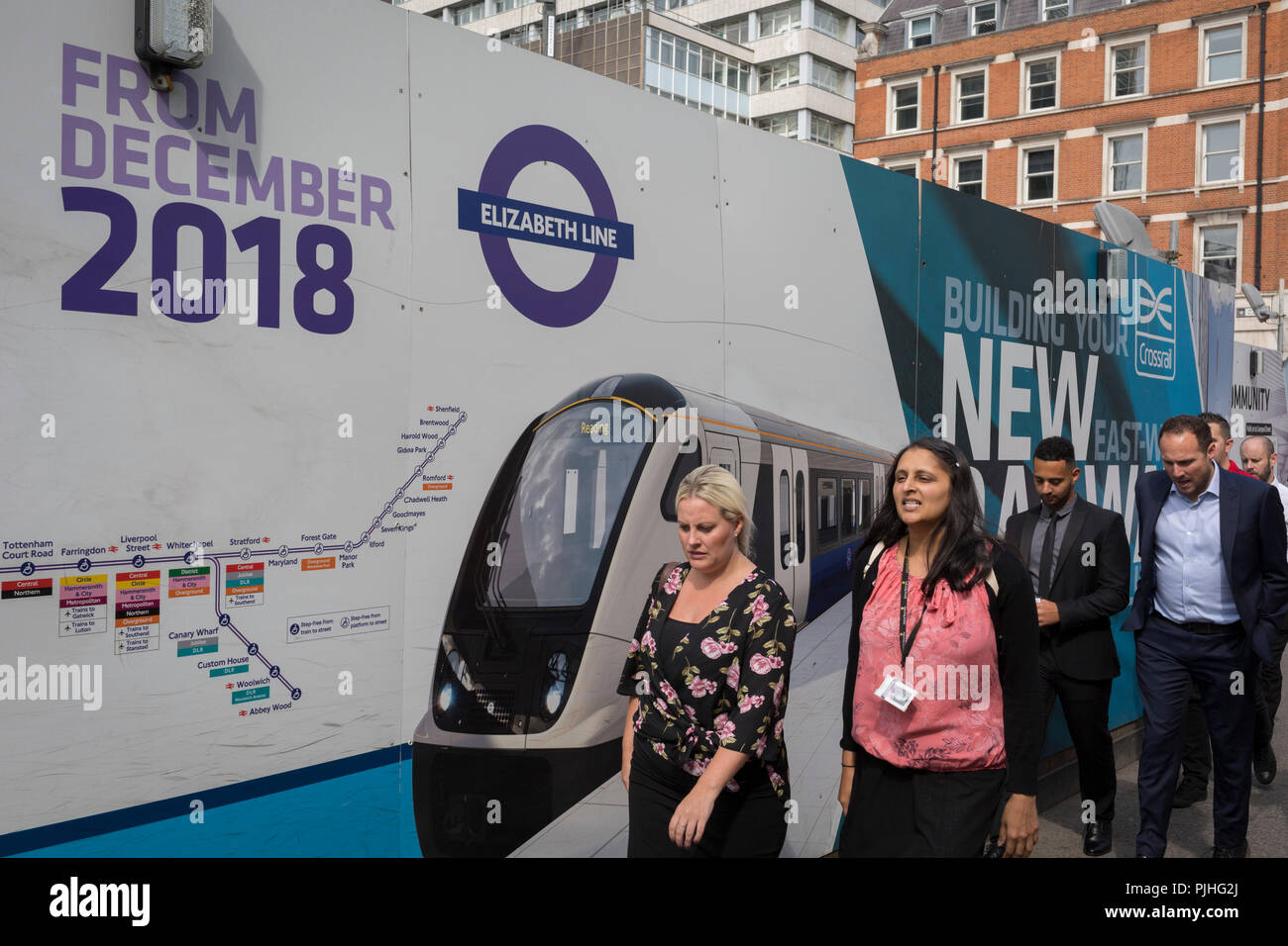 Les Londoniens et les banlieusards passent devant les panneaux publicitaires la promotion de la nouvelle traverse la ligne de chemin de fer de la Reine Elizabeth, la capitale, le 3 septembre 2018, sur Moorgate à Londres, en Angleterre. La ligne traverse Elizabeth est un 118 kilomètres (73 milles) ligne de chemin de fer en cours de développement à Londres et l'accueil des comtés de Berkshire, Buckinghamshire, Essex, Angleterre. Traverse est le plus grand projet de construction en Europe et est l'un des plus grands investissements d'infrastructure jamais entrepris au Royaume-Uni - un projet de transport 15 milliards de livres qui a été ouvert en décembre 2018 mais maintenant retardé à l'automne 2019. Banque D'Images