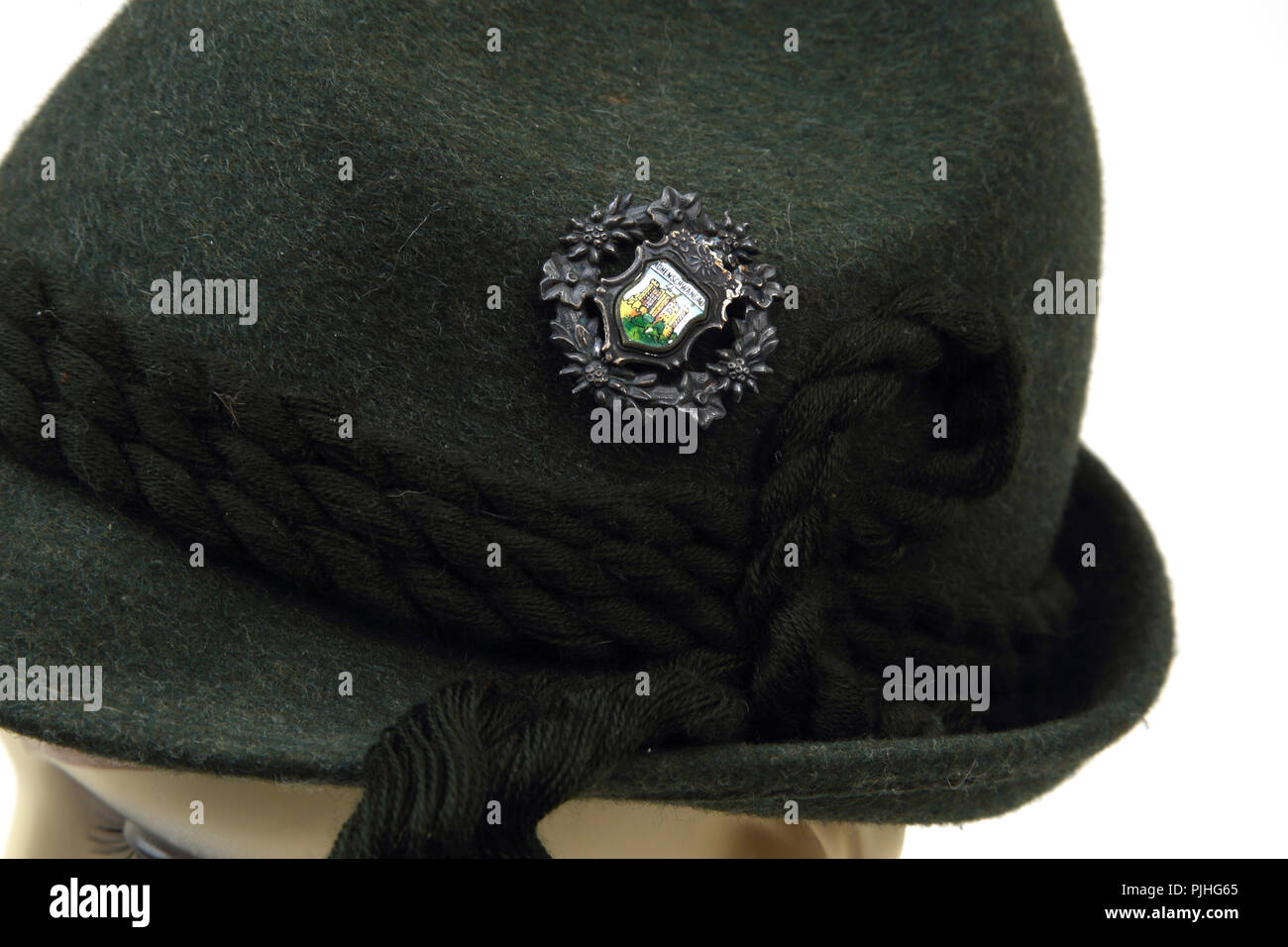 Chapeau tyrolien avec broche de Hohenschwangau Photo Stock - Alamy