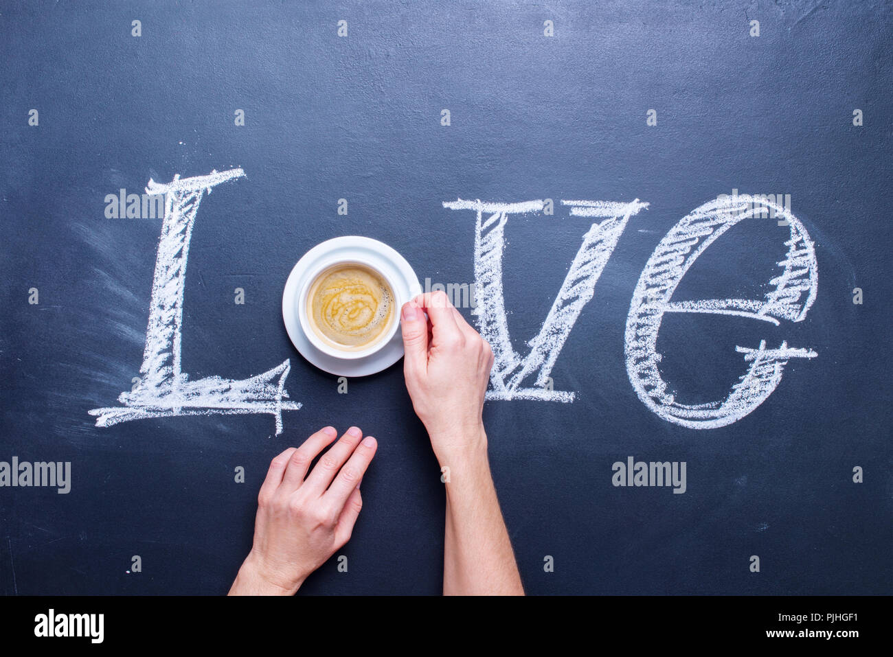 Amour Texte écrit par Chalk Cup Coffee Tour insted Lettre Vue de dessus sur tableau noir Concept Valentines Day Banque D'Images