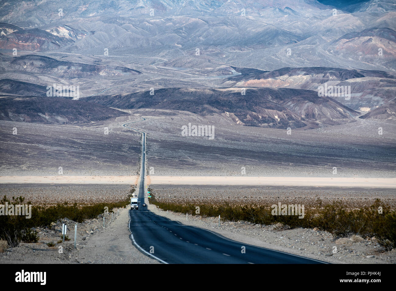 La State Route 190 traversant la Death Valley National Park en Californie, USA. Banque D'Images