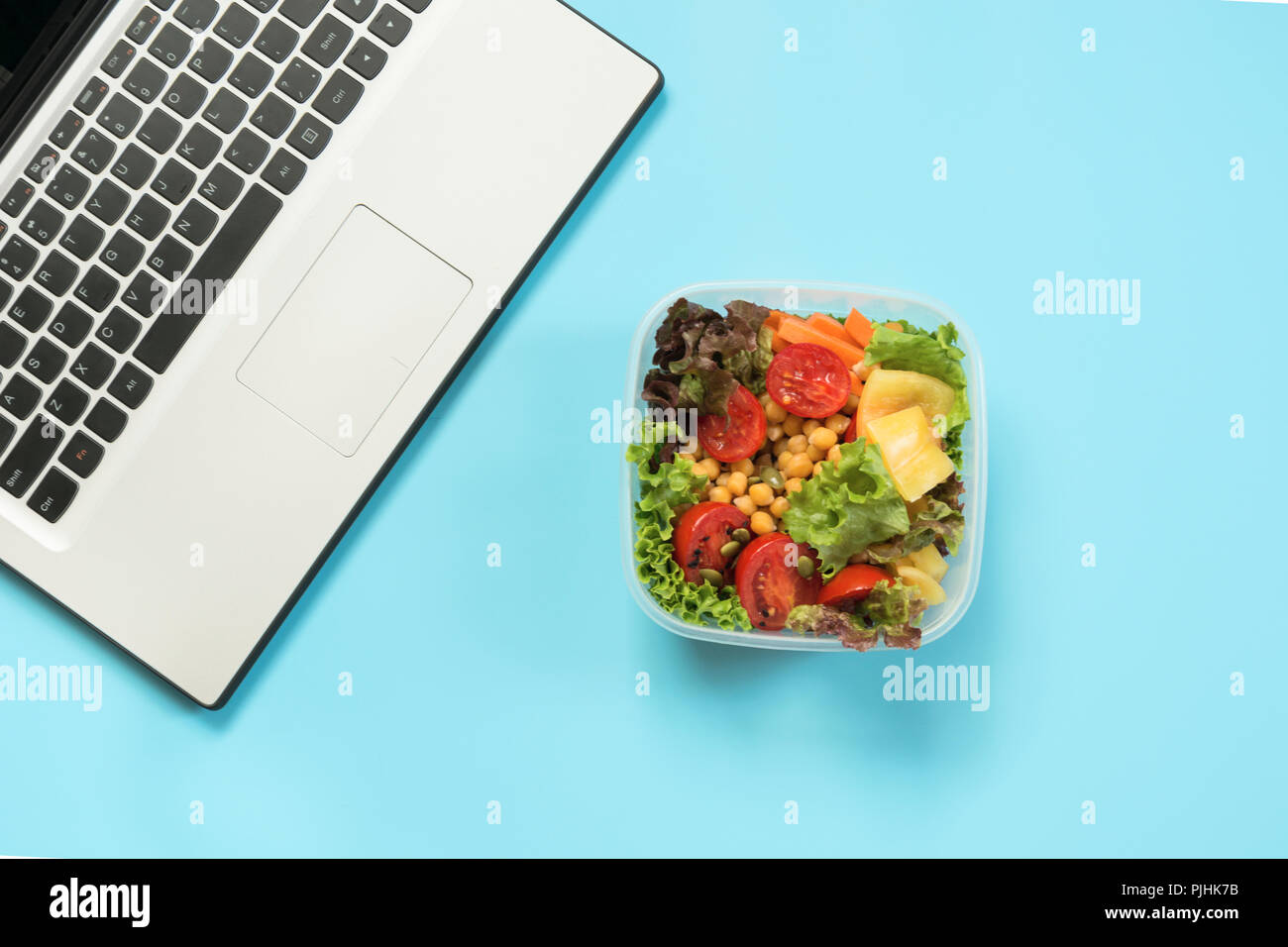 Déjeuner d'affaires sain dans office, salade pour snack sur bleu. Vue de dessus avec l'exemplaire de l'espace. Une bonne nutrition Concept. Office de déjeuner. Lunch à emporter. Banque D'Images