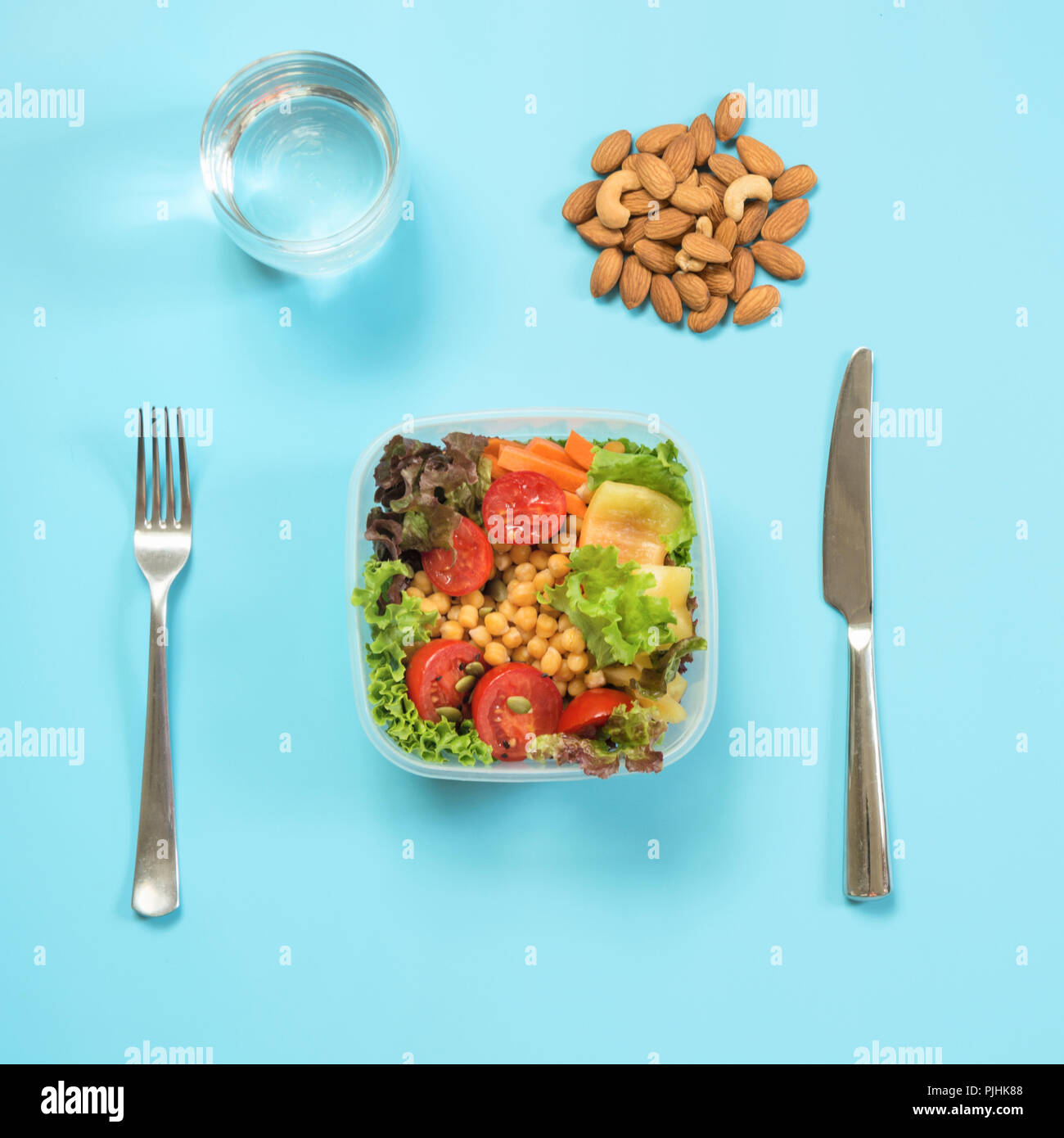 Santé légumes salade pour le déjeuner dans le conteneur de bureau tableau bleu. Concept d'une bonne alimentation en fonction. Boîte à lunch. Plats à emporter. Banque D'Images