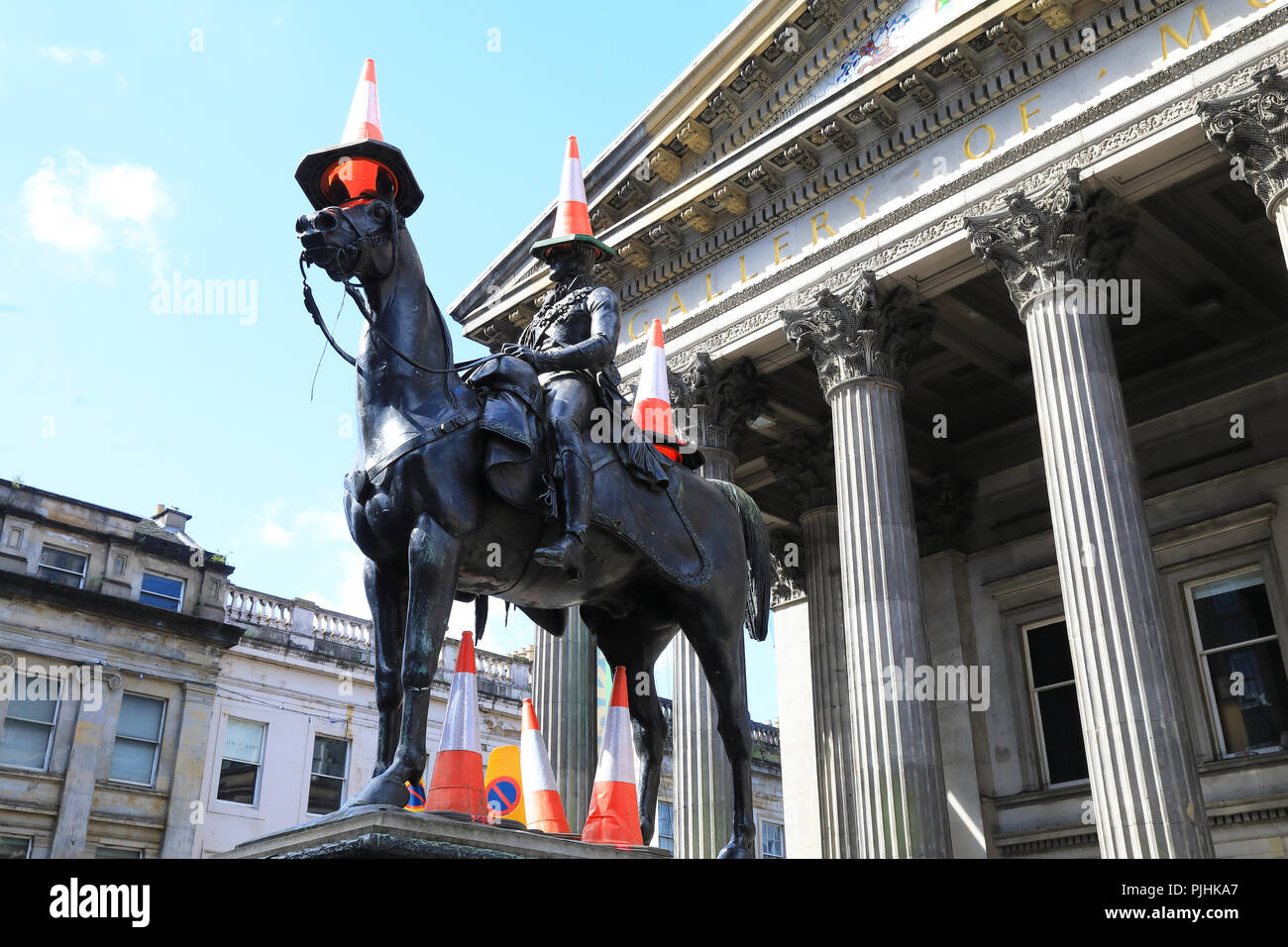 Cônes de circulation sur la statue du duc de Wellington à l'extérieur de la galerie d'Art Moderne, sont venus à représenter l'identité culturelle de Glasgow en Écosse Banque D'Images
