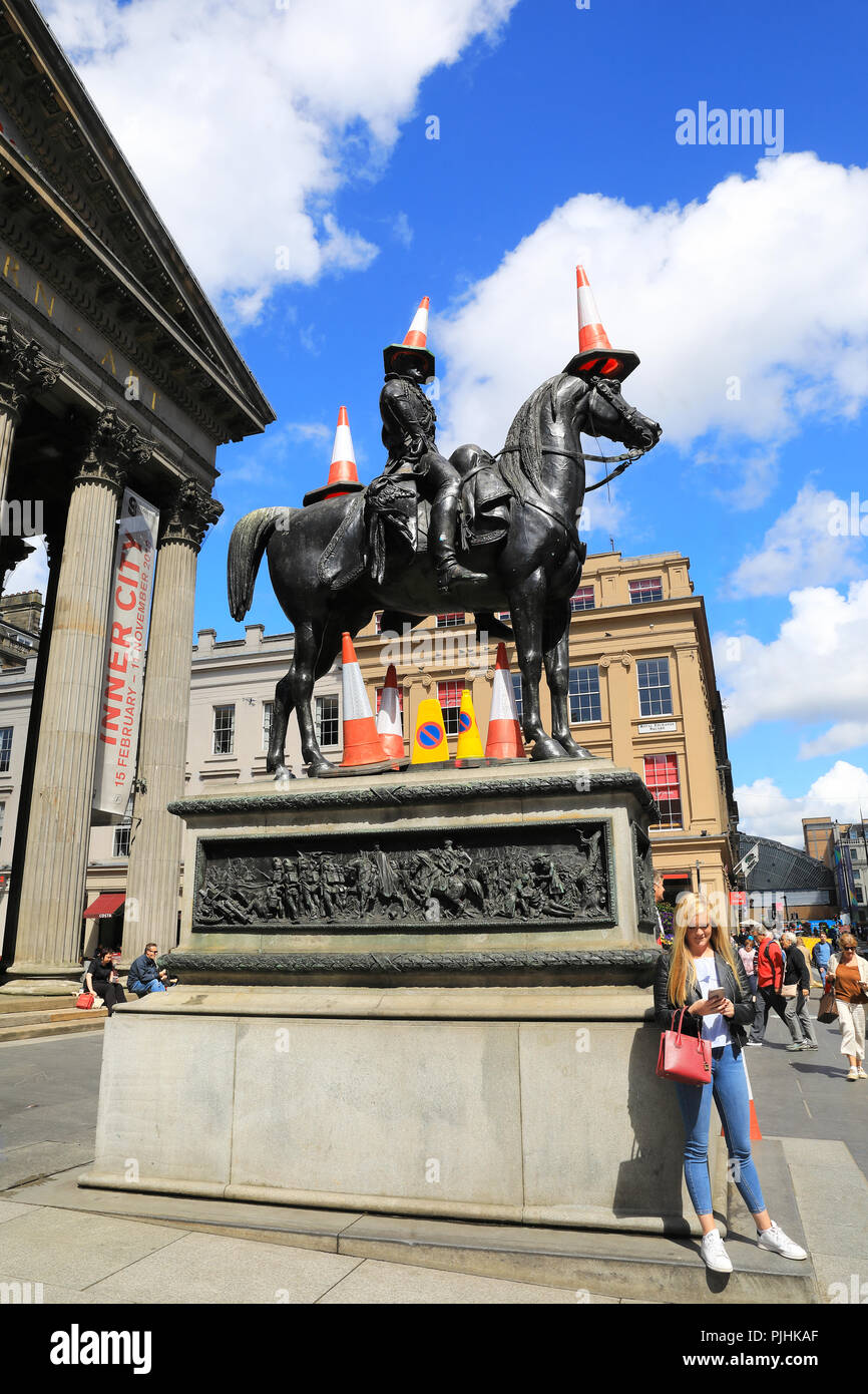 Cônes de circulation sur la statue du duc de Wellington à l'extérieur de la galerie d'Art Moderne, sont venus à représenter l'identité culturelle de Glasgow en Écosse Banque D'Images