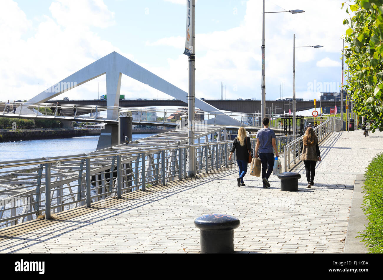 Le Pont de Tradeston appelé "Pont quiggly" de l'autre côté de la rivière Clyde à Glasgow, Écosse, Royaume-Uni Banque D'Images