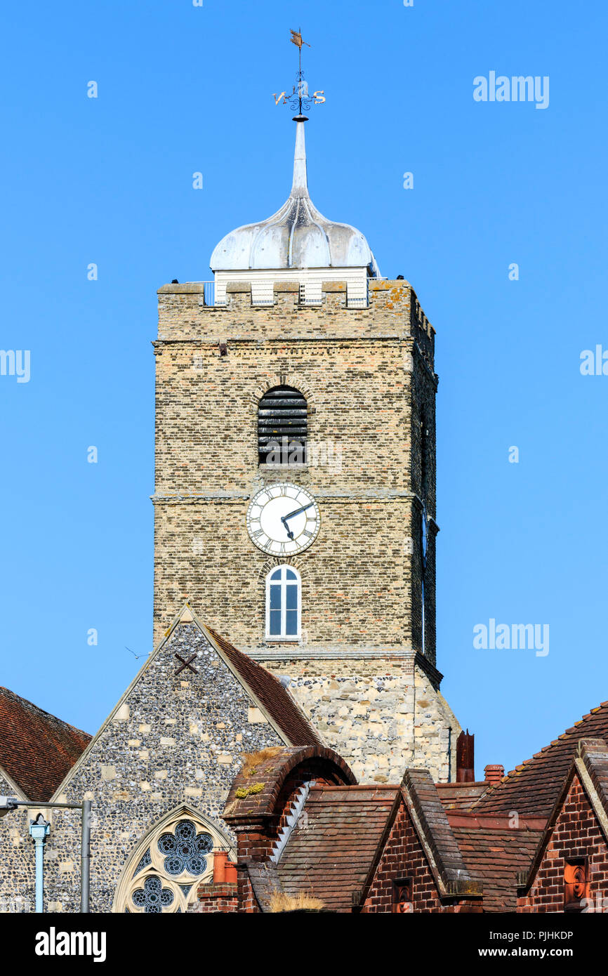 Tour de l'église anglaise avec horloge et météo vain. L'église St Pierre d'origine Normande, le clocher a été reconstruit après l'original s'est effondré en 1661. Banque D'Images