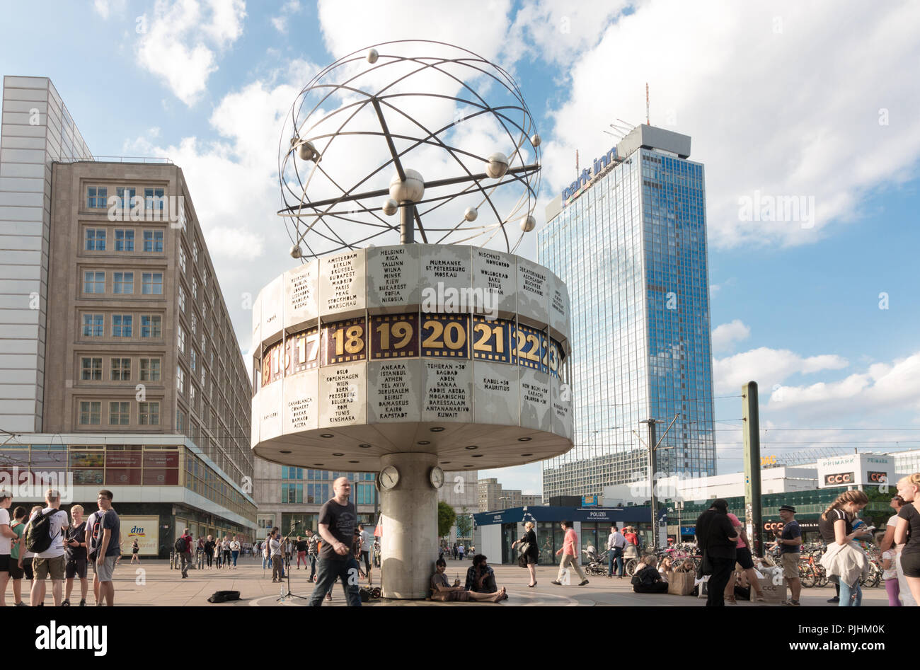 Berlin, Allemagne - 5 septembre 2018 : vision du monde horloge temps réel sur Alexanderplatz à Berlin. Le monde de l'horloge du temps est un lieu de rencontre populaire pour les voyages Banque D'Images