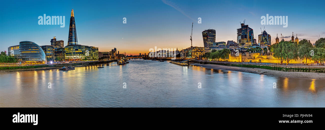 Panorama de la Tamise à Londres avec les gratte-ciel de la ville et la Tour Banque D'Images