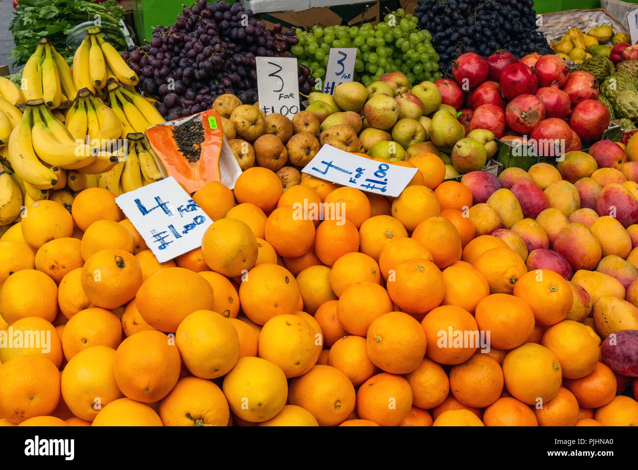 Des piles d'oranges et autres fruits à la vente à un marché à Londres Banque D'Images