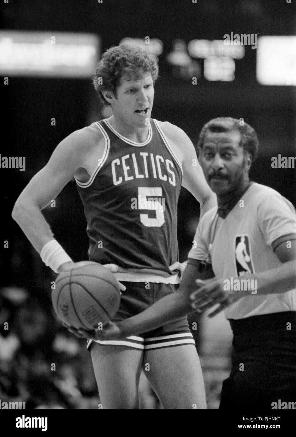 Boston Celtics NBA star Bill Walton contre les Chicago Bulls lors d'une partie du Chicago Stadium en 1985. Banque D'Images