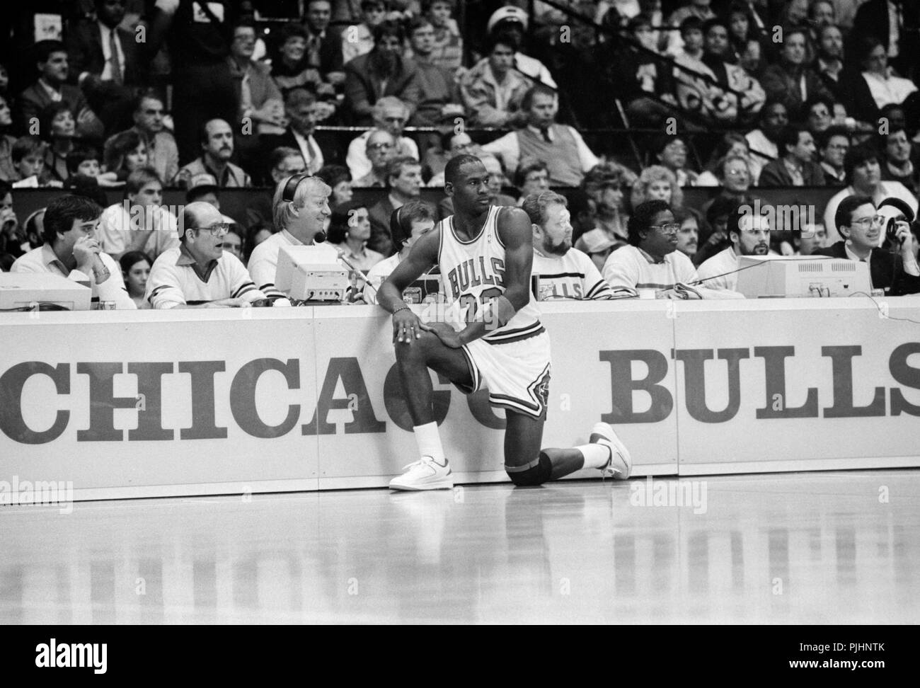 La superstar de la NBA Michael Jordan attend d'entrer dans un jeu au début de sa carrière au Chicago Stadium en 1984. Banque D'Images