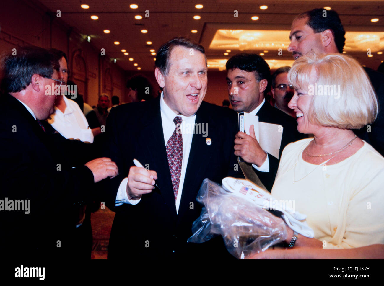 James P. Hoffa greets supporters lors d'une manifestation à Chicago en 1990. Banque D'Images