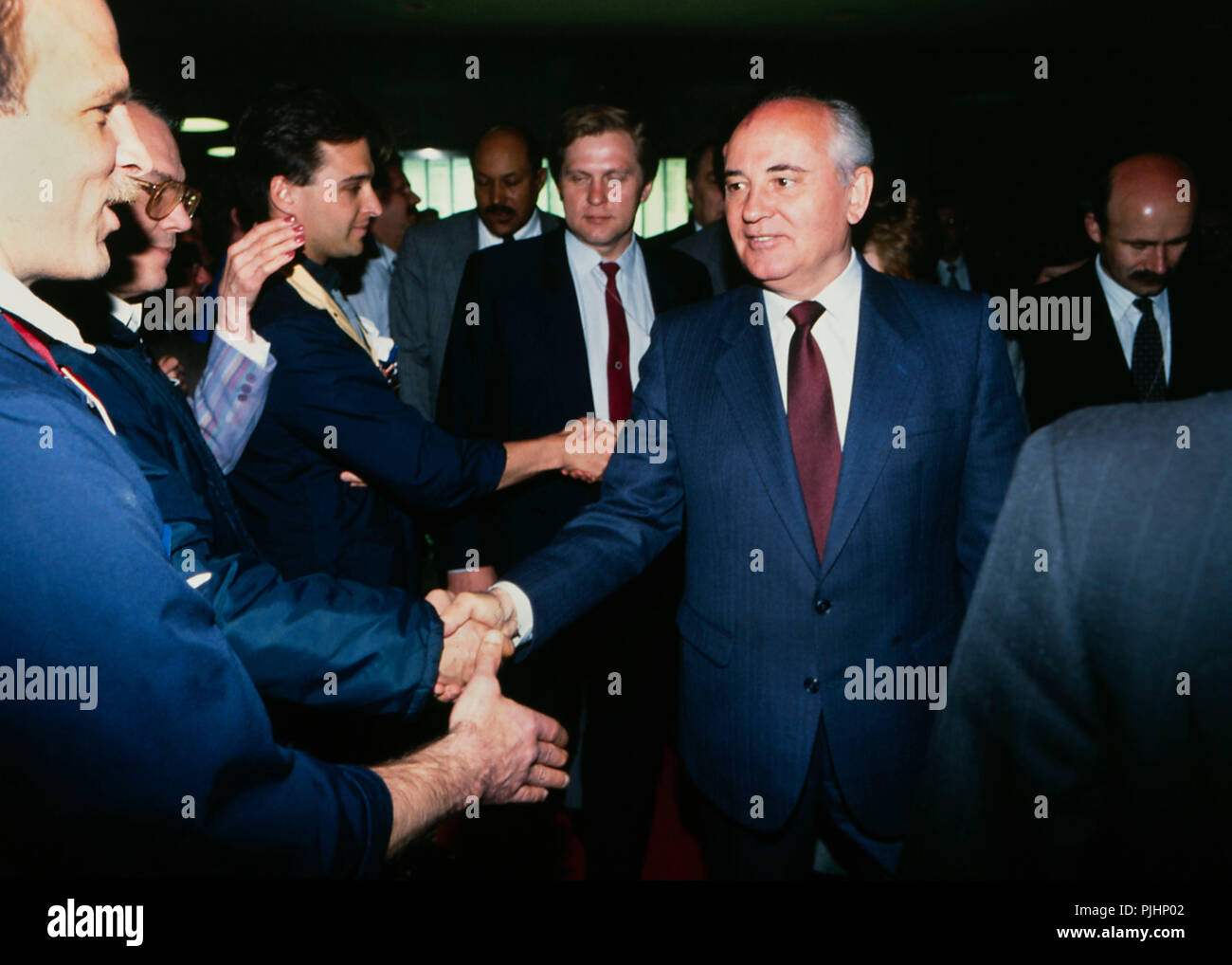 L'ancien président soviétique Mikhaïl Gorbatchev commerçants accueille au Chicago Board of Trade, ca. 1992. Banque D'Images
