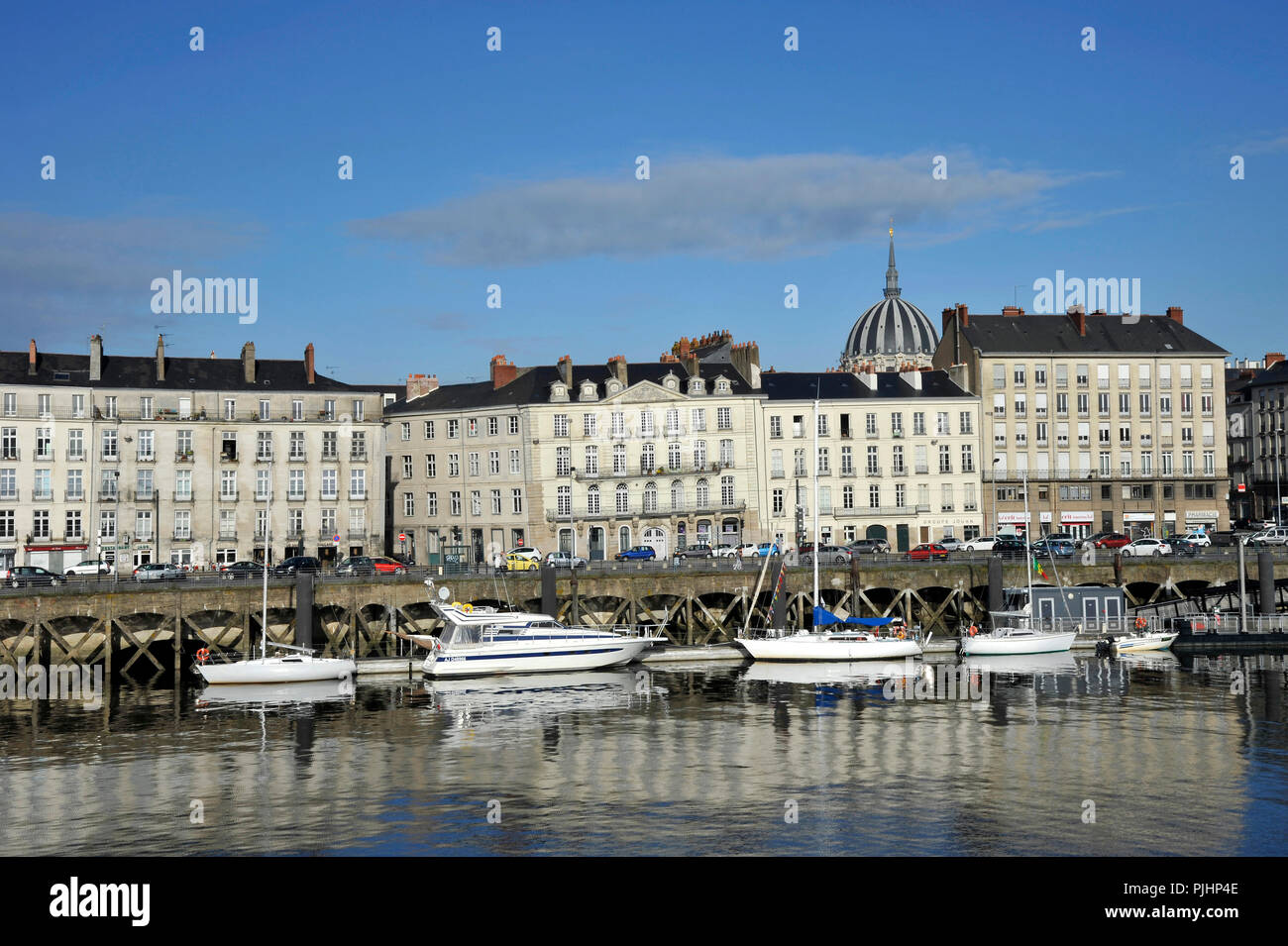 La France, pays de la Loire, Loire-Atlantique, Nantes ville, bâtiments sur le quai de La Fosse le long de la Loire vu de l'île de Nantes. Banque D'Images