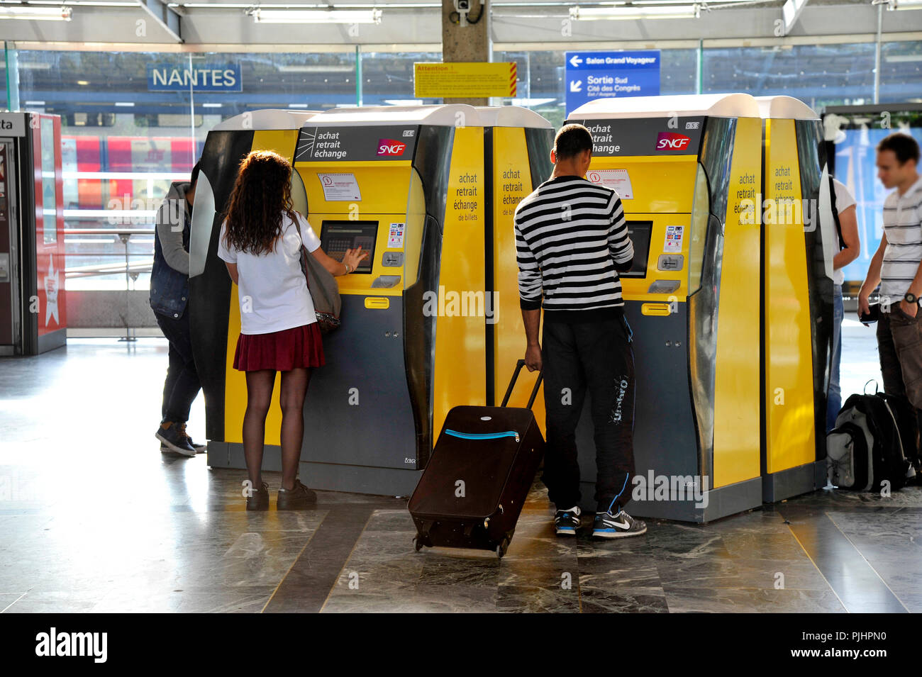 France, Nantes, les voyageurs dans le hall des départs de la gare, les gens  d'acheter des billets au ticket machine terminaux Photo Stock - Alamy