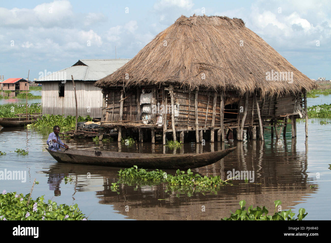 Maison sur pilotis. La ville au bord du lac. Lac Nokoué. Ganvie. Le Bénin. Banque D'Images