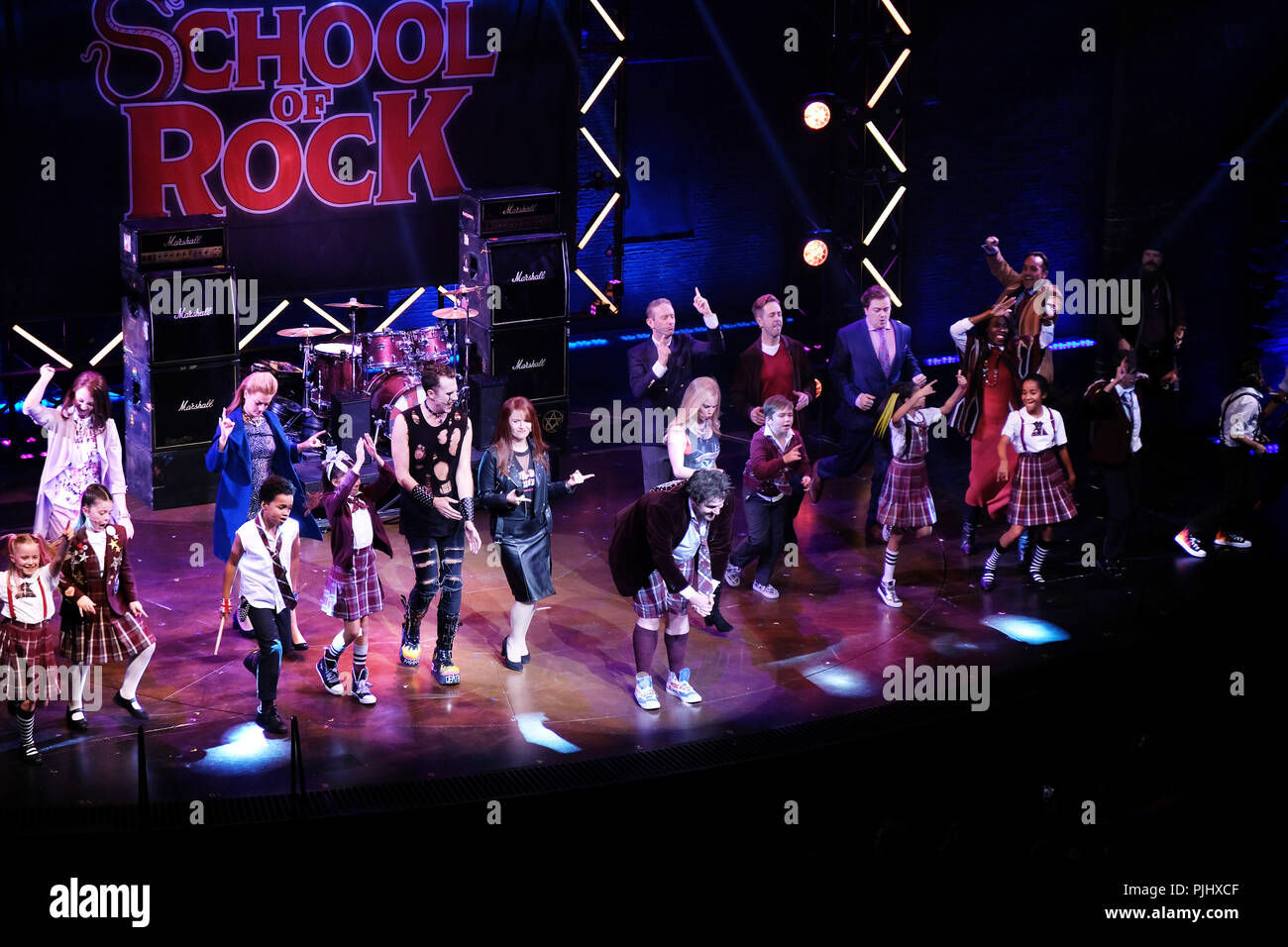 Pic montre : School of Rock finale à Gillian Lynne Theater à Drury Lane. Les enfants de l'acteur rock out avec Ed Scheebly et Dewey Finn joué par Alan Pe Banque D'Images