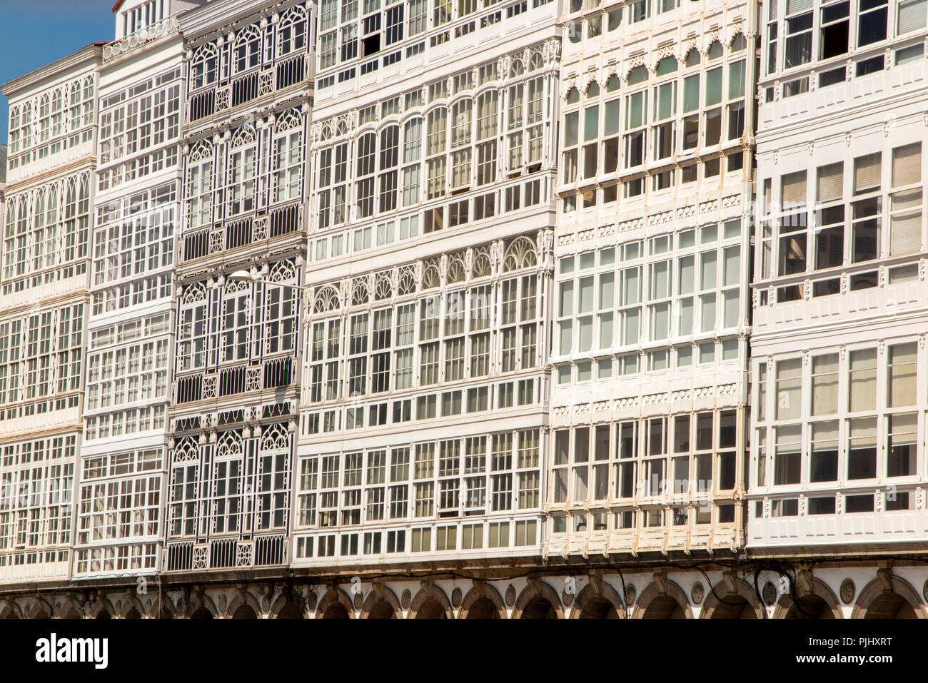 L'Espagne, la Galice, La Corogne, Avenida Marina, caractéristique des bâtiments vitrés waterfront Banque D'Images