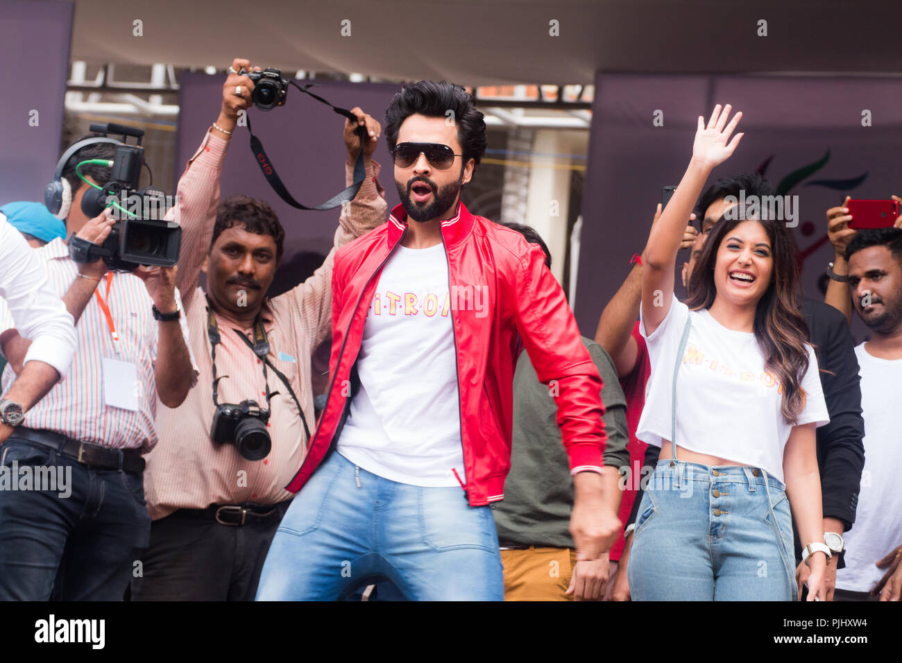 Jackky Bhagnani faisant la promotion de leur film. Banque D'Images