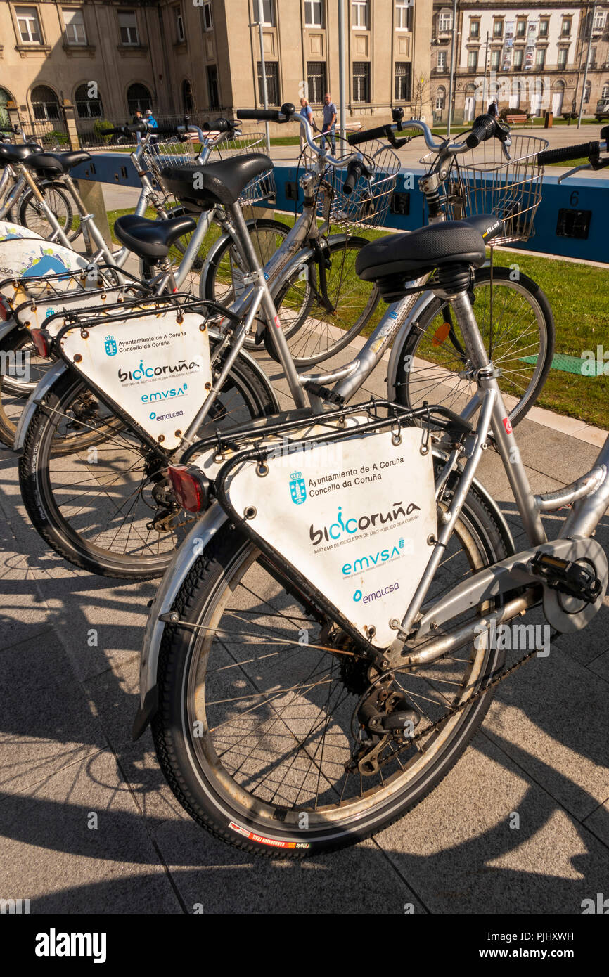 L'Espagne, la Galice, La Corogne, Bicicoruna les vélos publics, en rack au quai du Terminal de croisière Banque D'Images