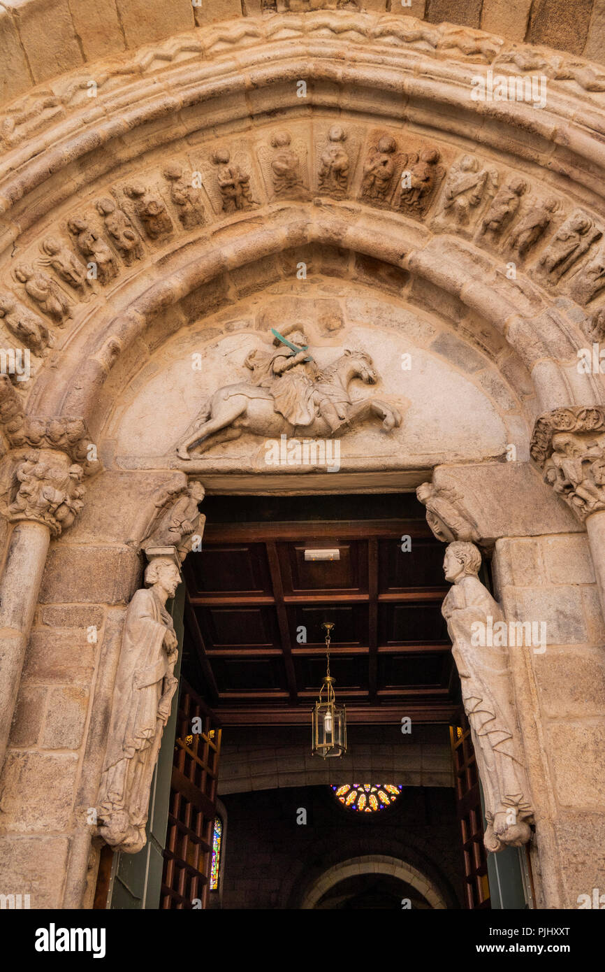 L'Espagne, la Galice, La Corogne, Vieille Ville, Rua Santiago, Iglesia de Santiago, pierres de taille au-dessus de l'entrée du passage de l'ancienne église Banque D'Images