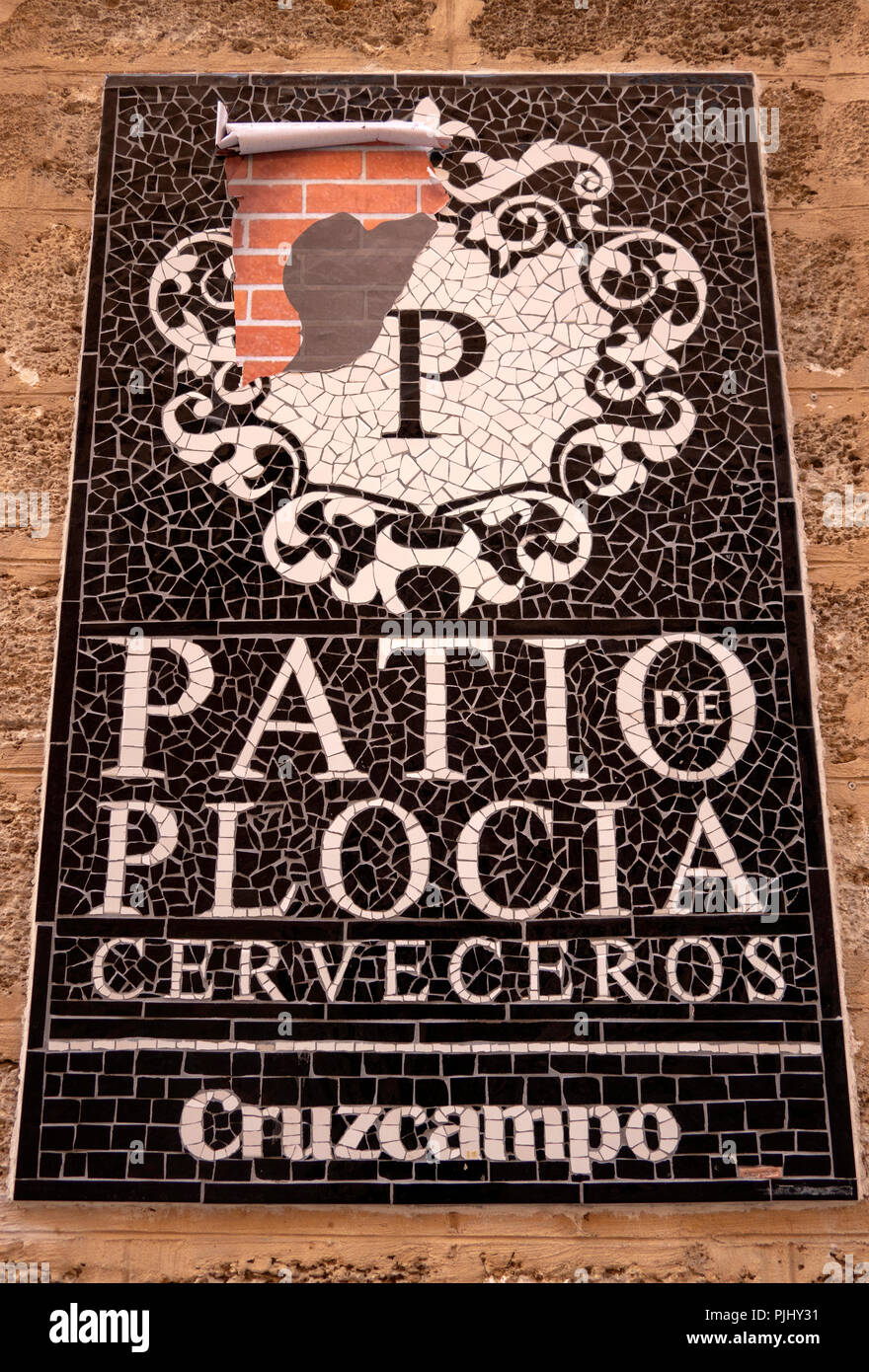 L'Espagne, Cadix, Calle San Francisco, Patio de Plocia mosaic bar sign Banque D'Images