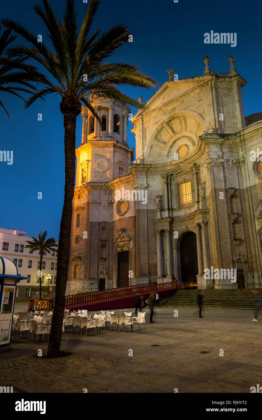 L'Espagne, Cadix, Plaza de la Catedral, La Cathédrale illuminée la nuit Banque D'Images