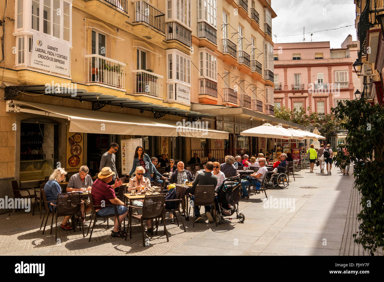 L'Espagne, Cadix, Calle Cobos, les clients assis dehors à sunshine cafe Banque D'Images