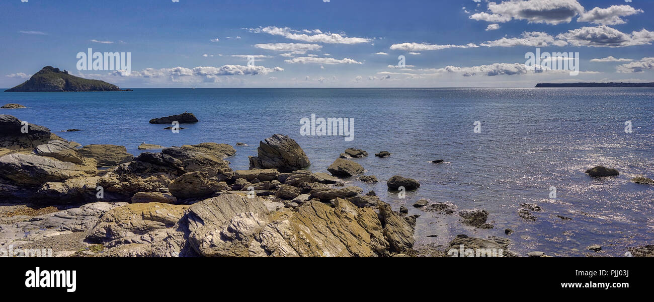 Go - DEVON : Thatcher Rock avec Berry Head distance en vu de la plage de Meadfoot, Torquay Banque D'Images