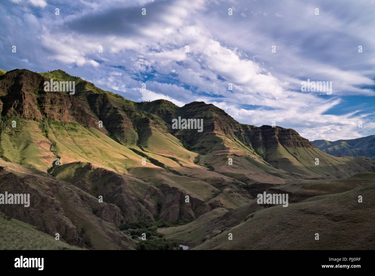 La route de terre à creusé Bar se termine sur le côté de l'Oregon de la Snake River et offre des vues spectaculaires sur l'Imnaha River Canyon le long de la manière. Banque D'Images