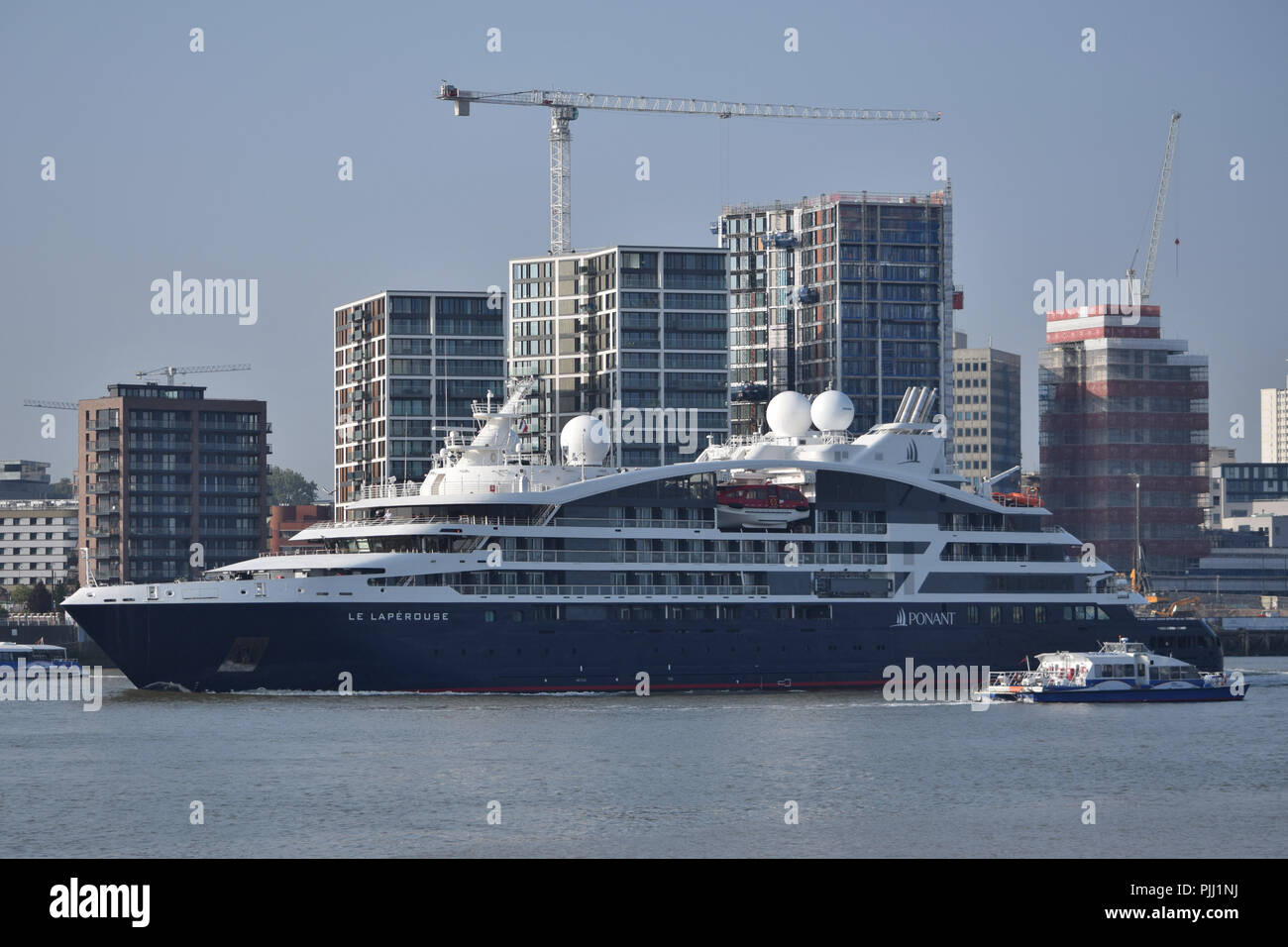 Bateau de croisière Le Laperouse vu descendre la Tamise après avoir payé une visite à Londres Banque D'Images