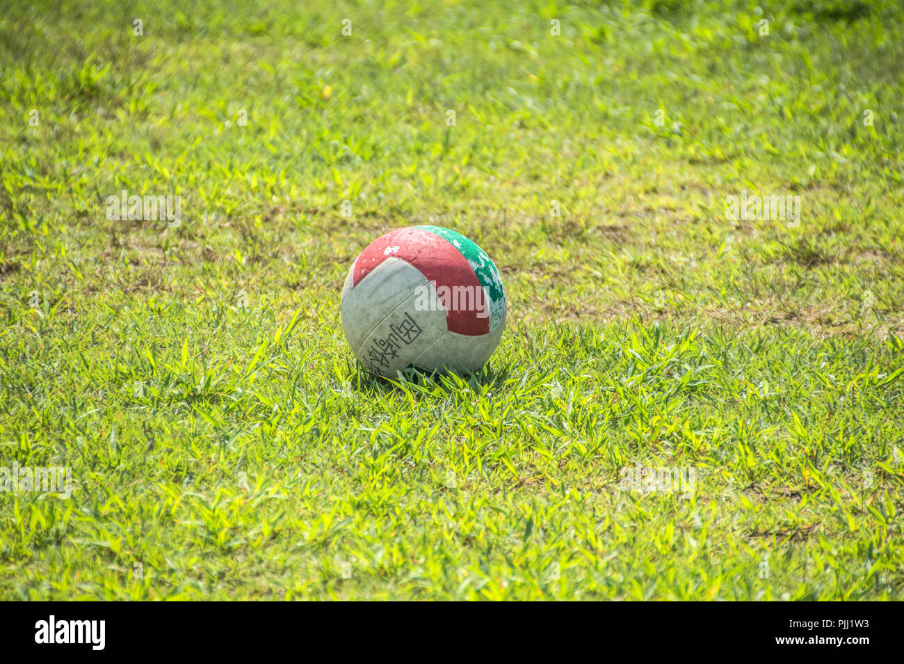 Ballon de football japonais à un champ d'Herbe à Kyoto Japon 2015 Banque D'Images