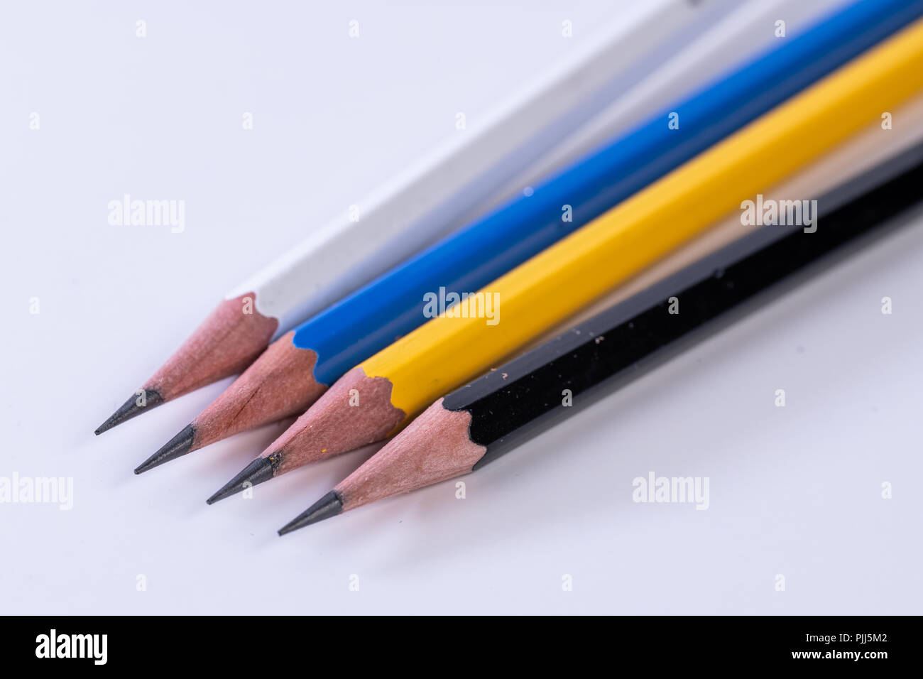 Plusieurs nouveaux crayons graphite plomb de diverses couleurs et modèles Banque D'Images