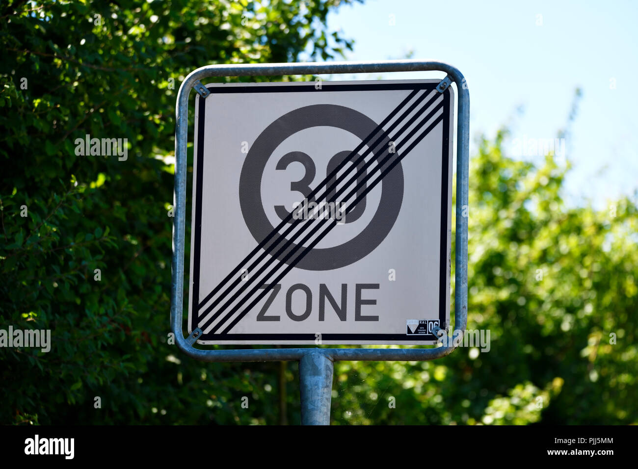 Panneau de signalisation fin de la zone 30 Banque de photographies et d’images à haute