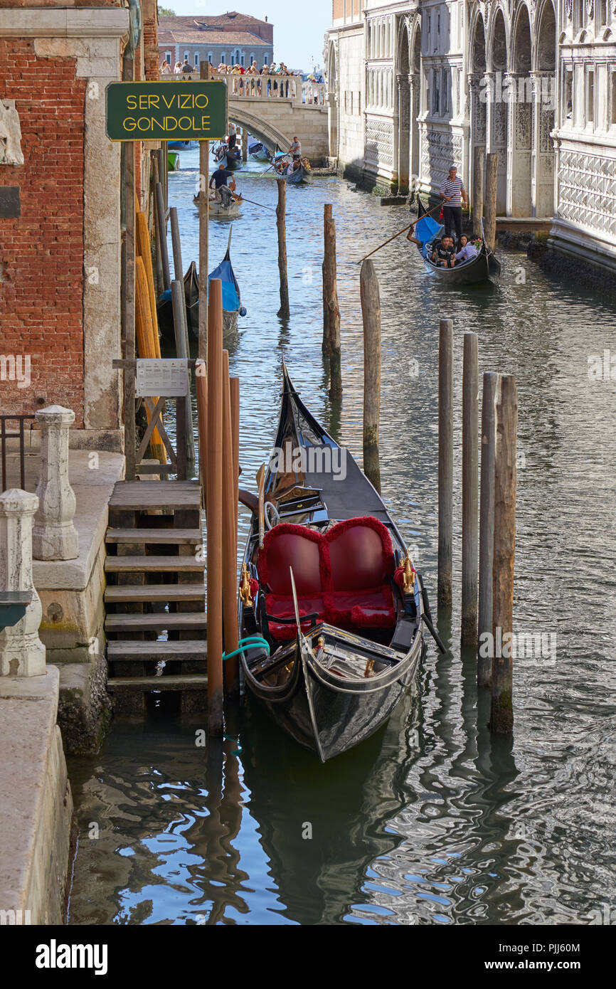 Venise, Italie - 14 août 2017 : tombereau vide amarré et gondoles avec les gens et les touristes dans une journée ensoleillée en Italie Banque D'Images