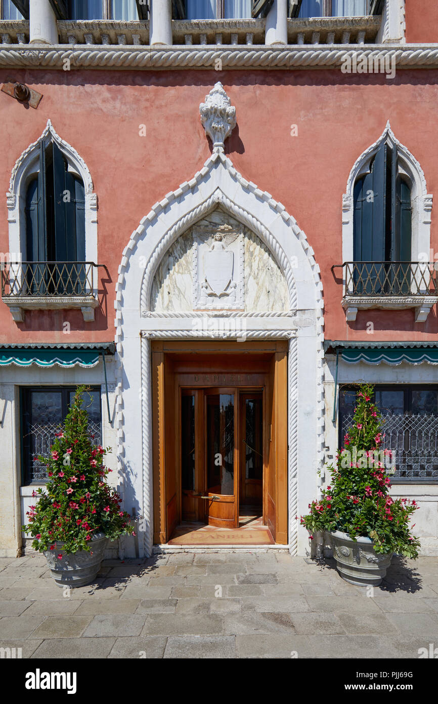 Venise, Italie - 15 août 2017 : Ancienne et de luxe Hôtel Danieli entrée dans une journée ensoleillée à Venise, Italie Banque D'Images