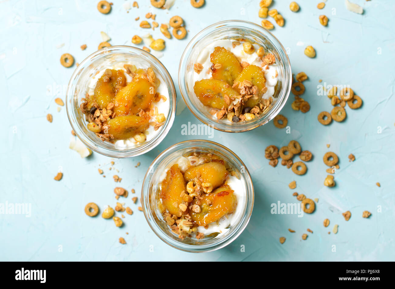 Parfait Glacé à la banane caramélisée et granola, yogourt Dessert maison, petit-déjeuner sain Banque D'Images