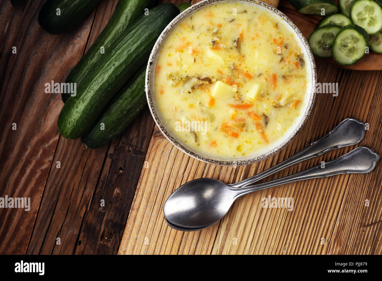 Soupe de concombre polonais avec des concombres et pommes de terre. Banque D'Images