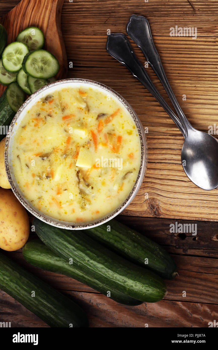 Soupe de concombre polonais avec des concombres et pommes de terre. Banque D'Images