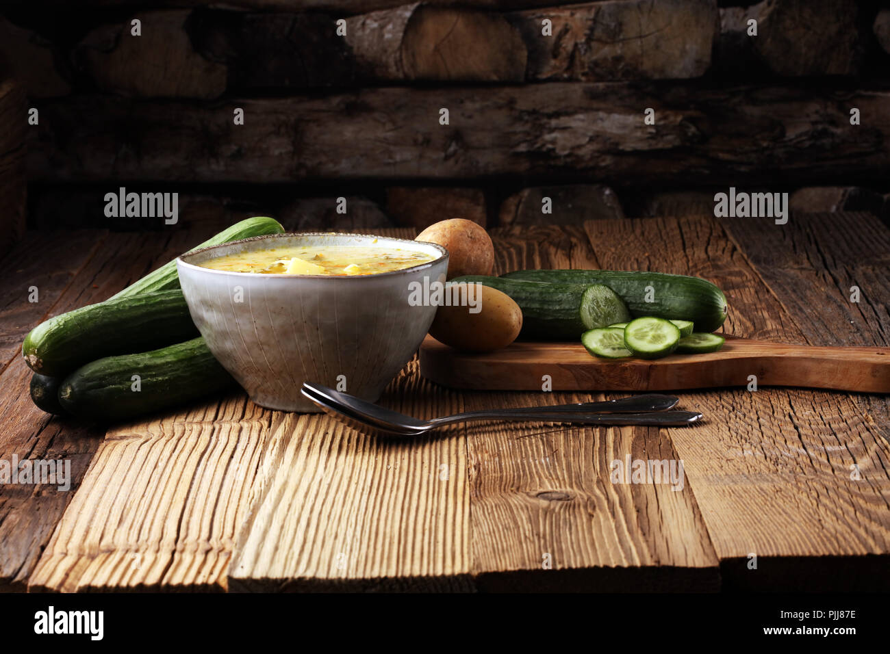 Soupe de concombre polonais avec des concombres et pommes de terre. Banque D'Images