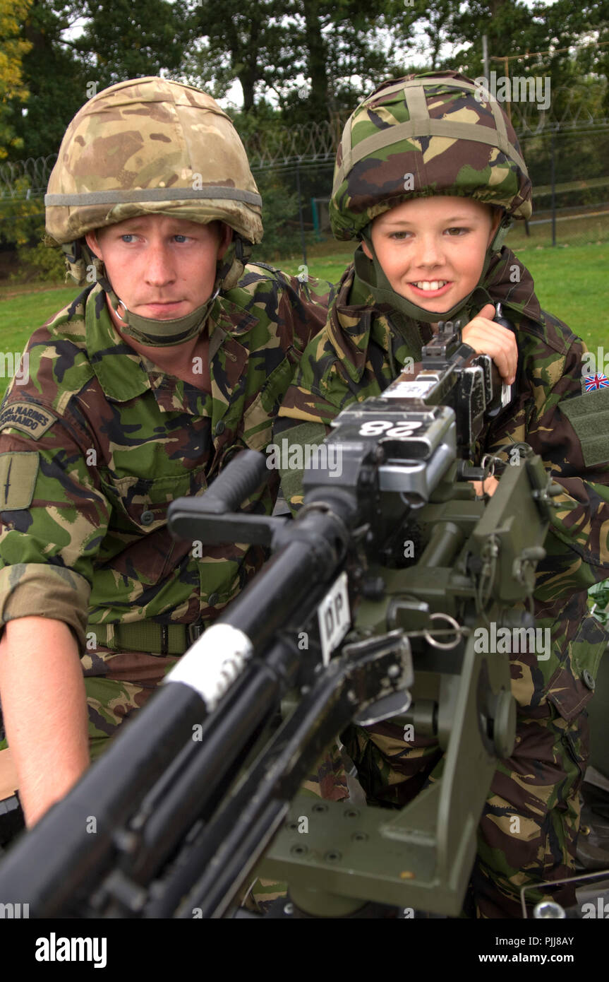 Deryn Blackwell (11) consacre une journée de rêve avec les Royal Marines Commando, à leur centre de formation en Lymstone, Devon. Banque D'Images