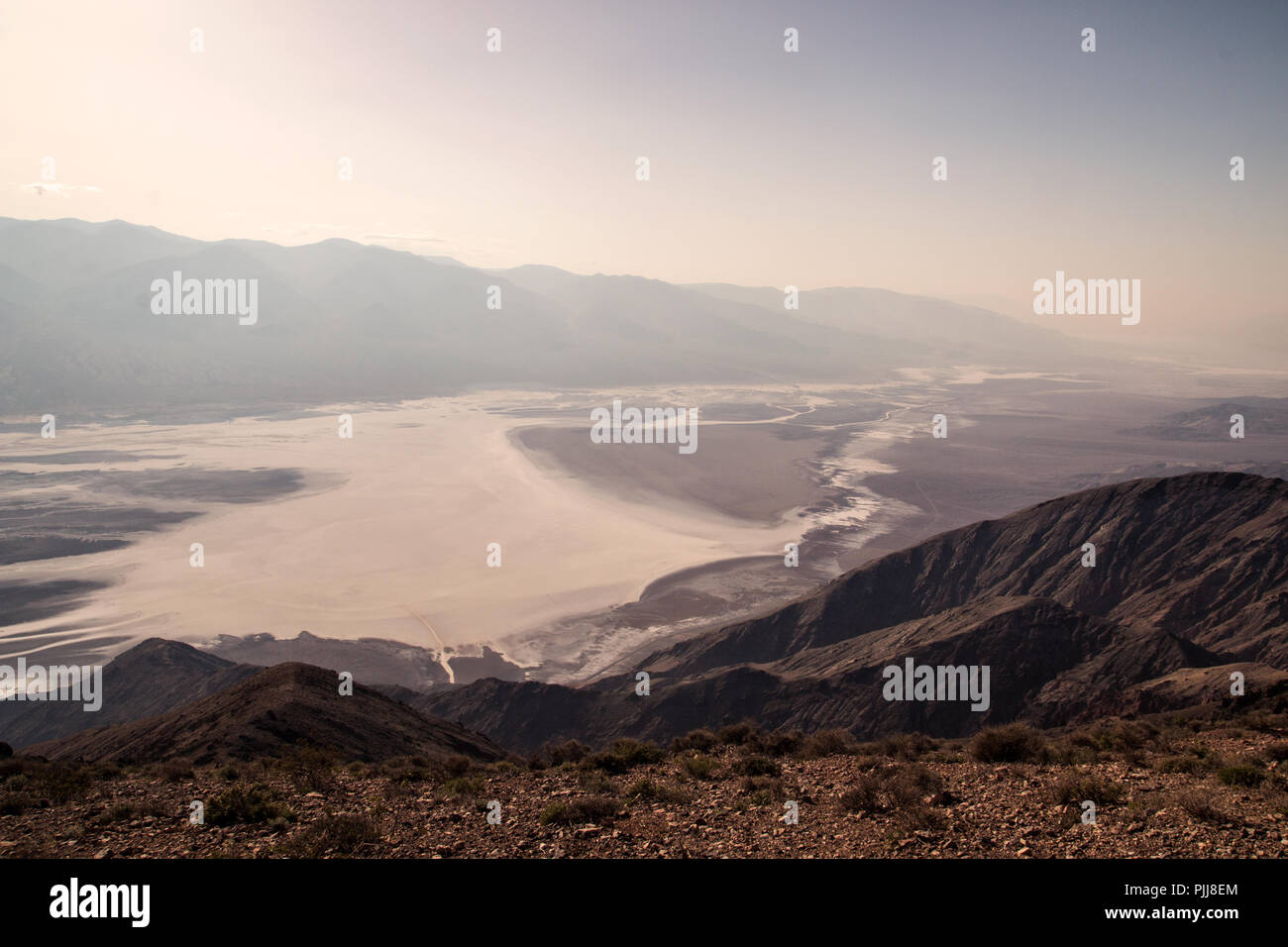 Dante's view, spectaculaire vue panoramique sur le sud du bassin de la vallée de la mort et Devil's Golf Course de l'halite solide sel, montagnes paysage brumeux Banque D'Images
