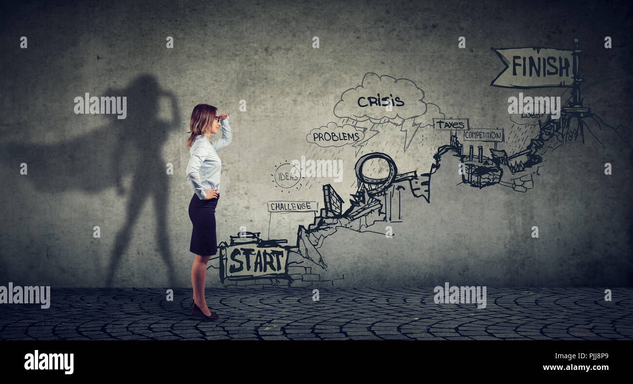 Les défis professionnels concept. Businesswoman imaginer d'être un super héros à la recherche des plans de carrière aspiré Banque D'Images