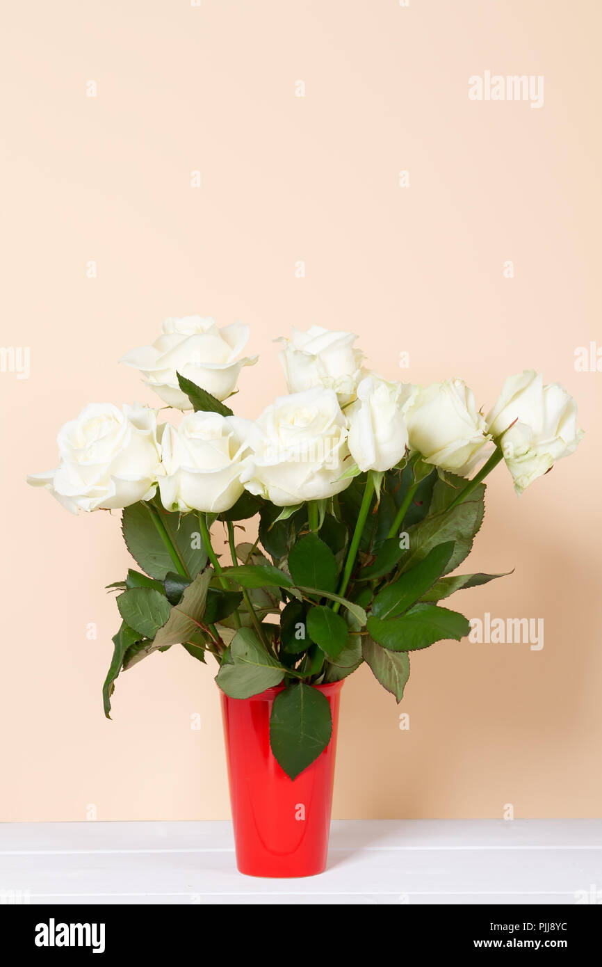 Des roses blanches dans un vase Banque D'Images