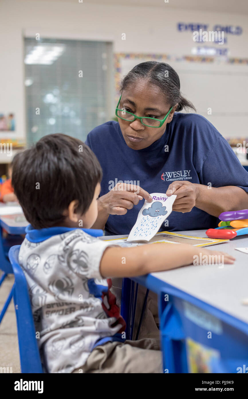 Houston, Texas - l'enseignant travaille avec un enfant dans le pré-K de classoom Wesley Community Centre Programme d'éducation de la petite enfance. Banque D'Images